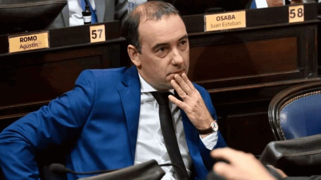 Francisco Adorni, diputado bonaerense de La Libertad Avanza, en una sesión legislativa