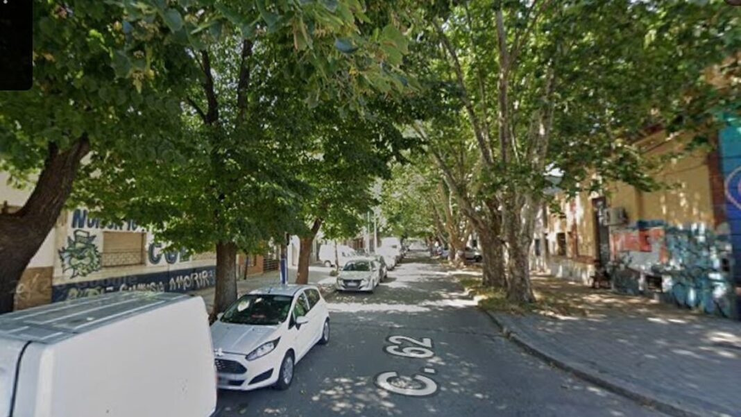 Policía científica trabajando en la escena de un tiroteo en La Plata