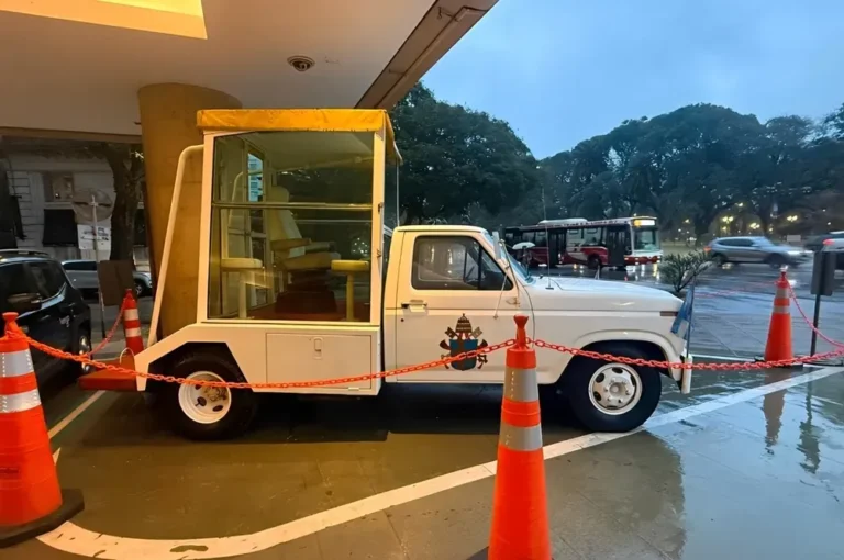 Papamóvil Ford F-350 utilizado por Juan Pablo II en 1982, exhibido en el ACA