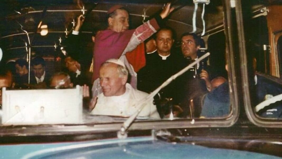 El papa Juan Pablo II en el vagón que lo llevó a Luján