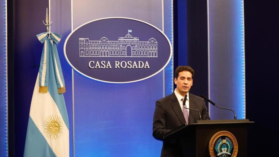 Adrián Ravier en conferencia de prensa en Casa Rosada