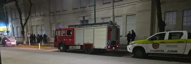 Bomberos trabajando en la Escuela Nº 18 de Junín durante el escape de gas