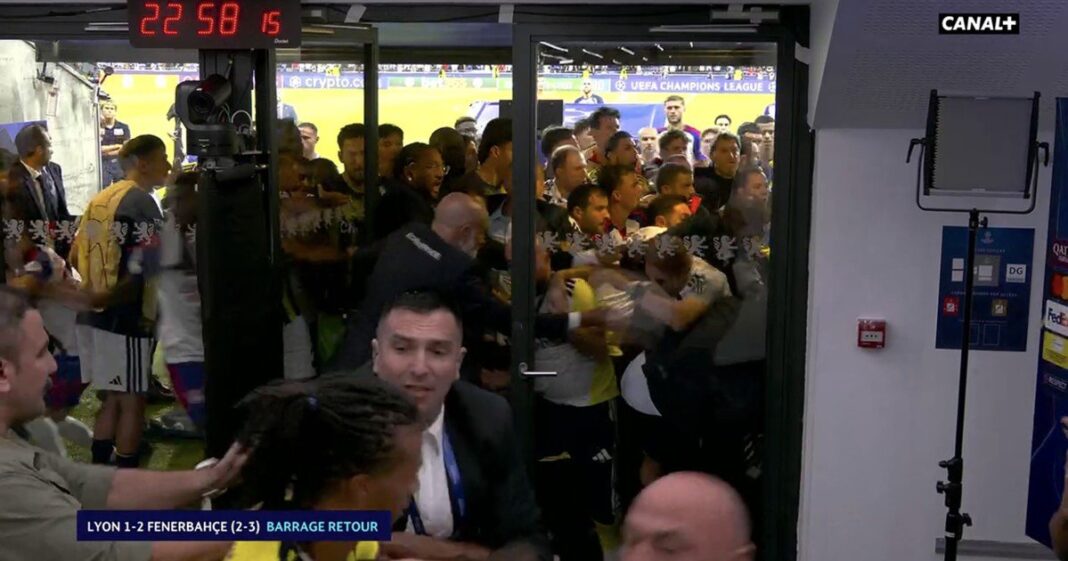 Jugadores del Fenerbahçe y del Lyon en el pasillo del estadio tras el partido