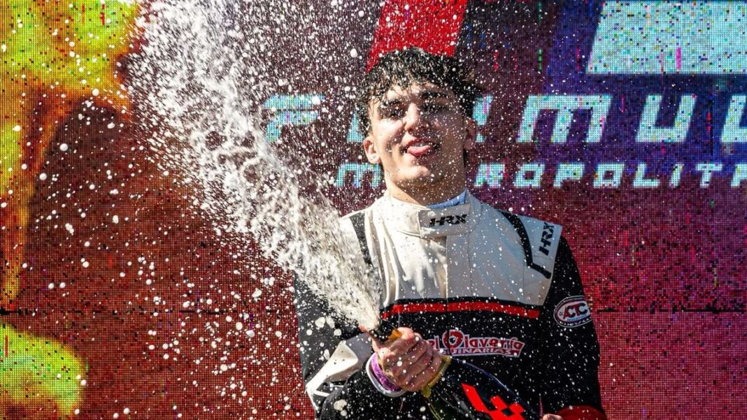 Francisco Olaverría en el podio del autódromo Ciudad de Paraná
