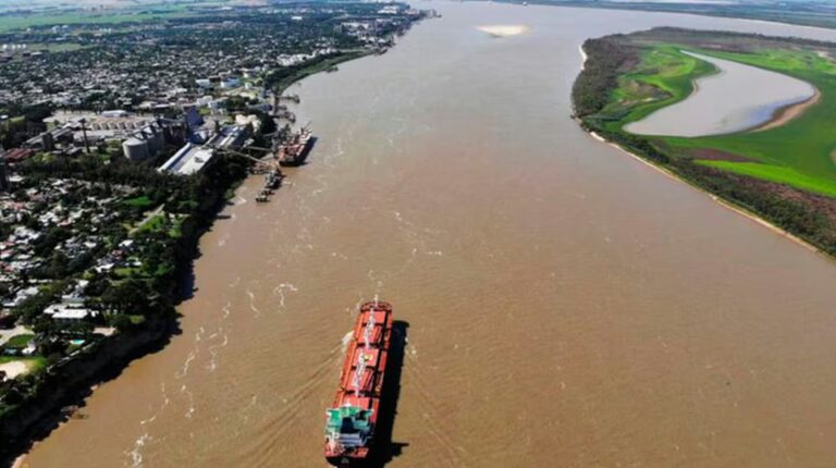 Buque en un puerto argentino durante la actividad de practicaje
