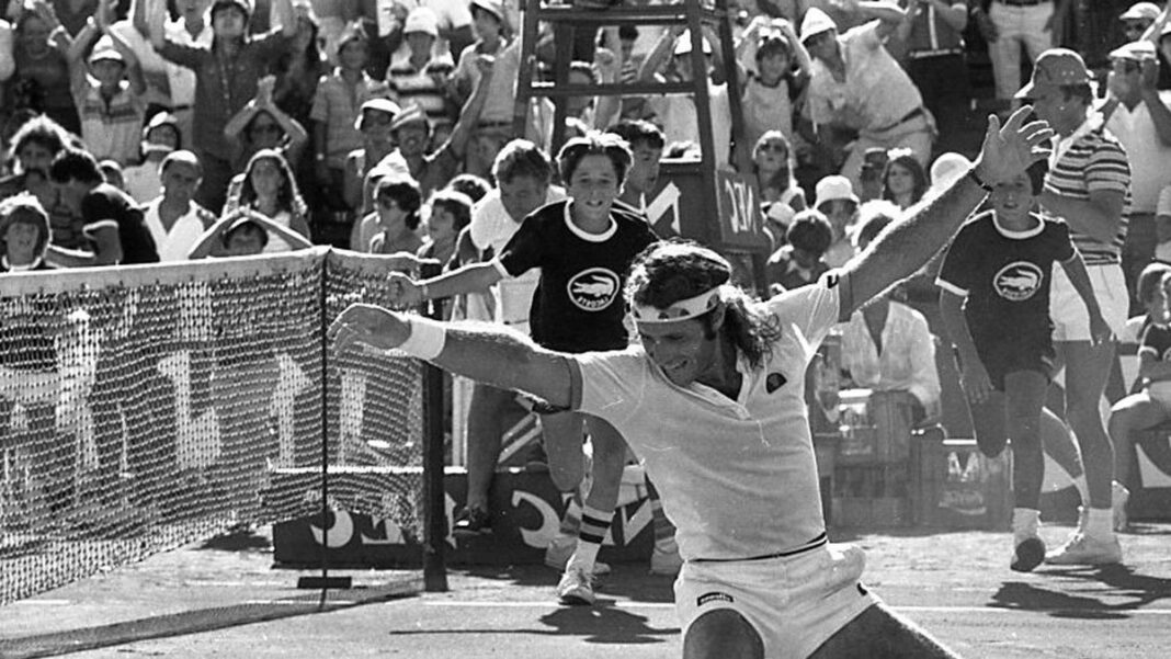 Guillermo Vilas sosteniendo una raqueta de tenis