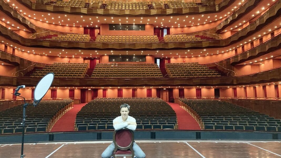Iñaki Urlezaga en el escenario del Teatro Argentino de La Plata durante la función de El Aplauso Final
