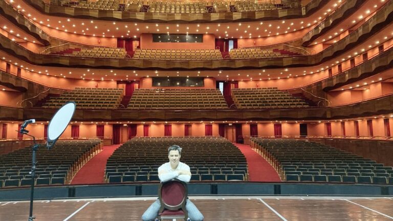 Iñaki Urlezaga en el escenario del Teatro Argentino de La Plata durante la función de El Aplauso Final
