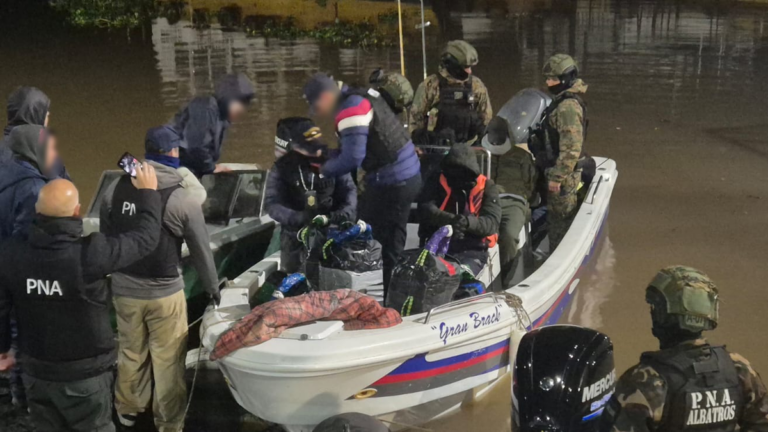 Operativo de Prefectura Naval en el río Paraná con embarcación interceptada