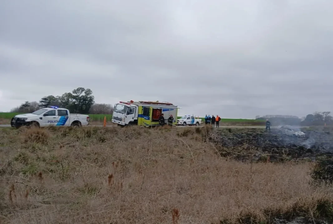 Incendio de vehículo y pastizales en RP 65