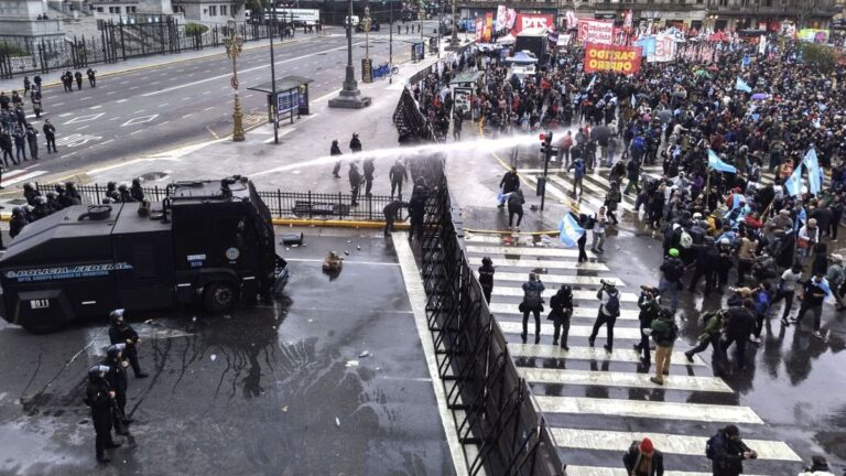 Manifestantes y fuerzas de seguridad frente al Congreso durante la protesta