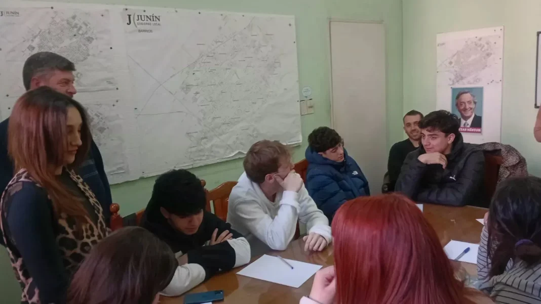Estudiantes trabajando en comisiones del Concejo Deliberante Estudiantil de Junín