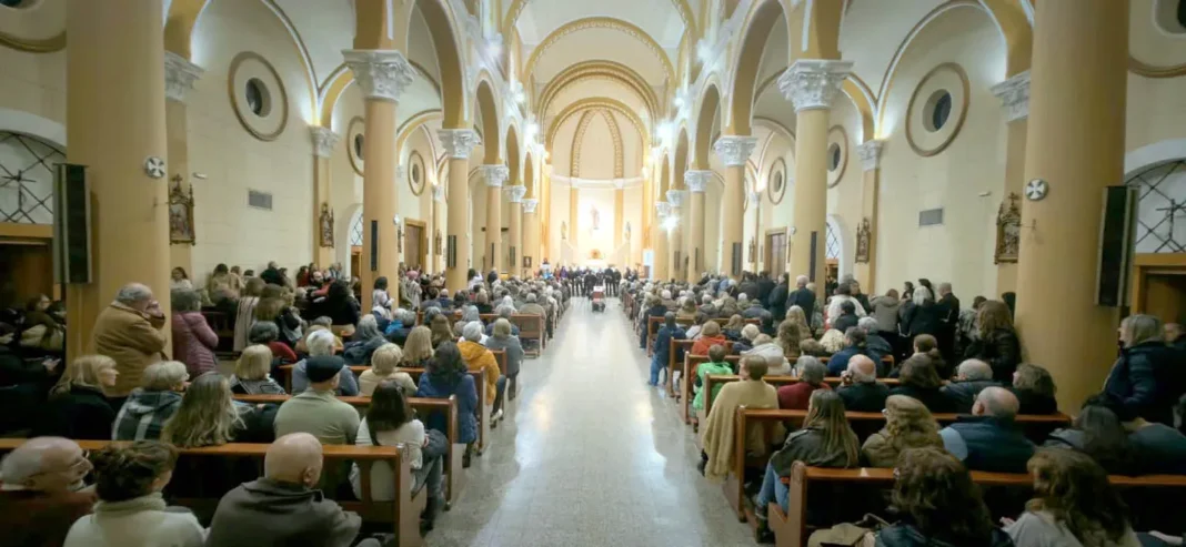 Coro en el escenario de la parroquia San Ignacio de Loyola durante el encuentro Junín Canta a las Américas