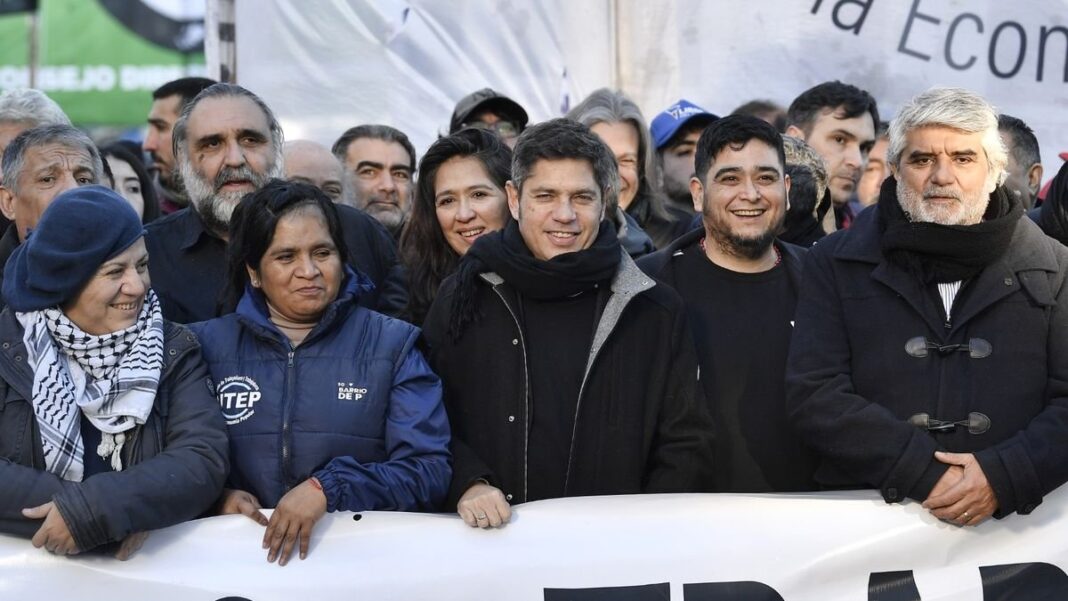 Axel Kicillof durante la peregrinación por San Cayetano