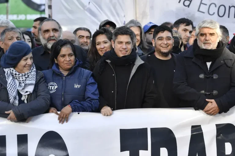 Axel Kicillof durante la peregrinación por San Cayetano