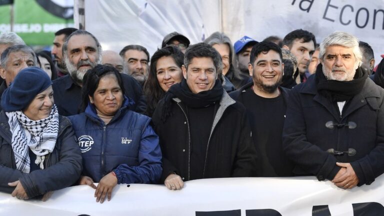 Axel Kicillof durante la peregrinación por San Cayetano