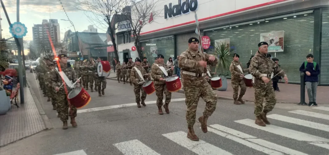 Banda militar del GA 10 Curupaity desfilando por calle Sáenz Peña en Junín