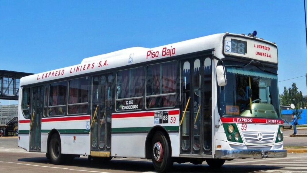 Colectivo en la Ruta 3 entre Cañuelas y San Miguel del Monte