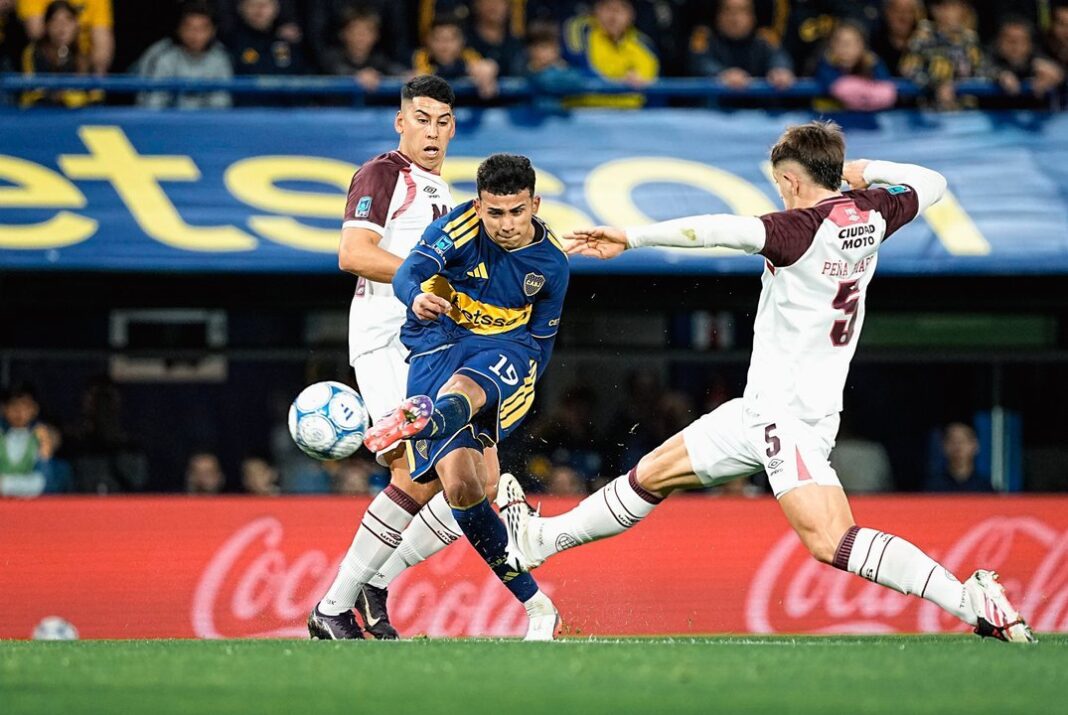 Jugadores de Lanús reclamando al árbitro durante el partido contra Boca