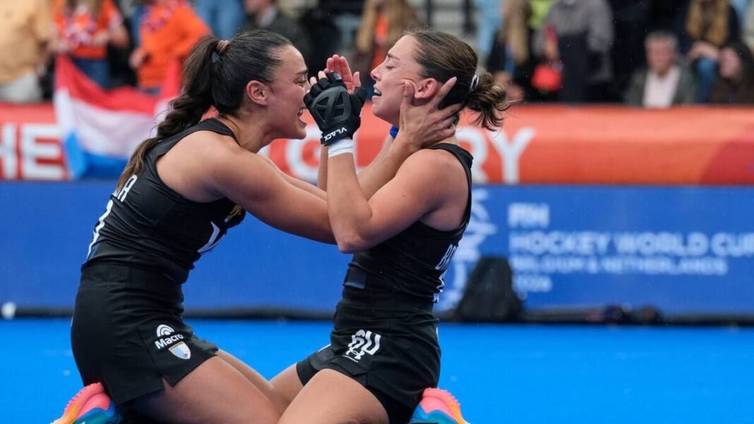 Equipo de Las Leonas celebrando la victoria en la final del Mundial de hockey sobre césped