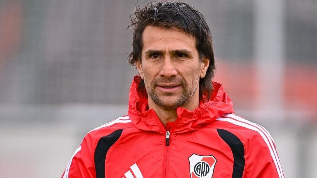 Leonardo Ponzio en el banco de suplentes de River Plate