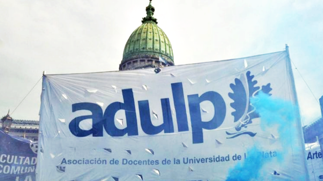 Docentes universitarios en una asamblea