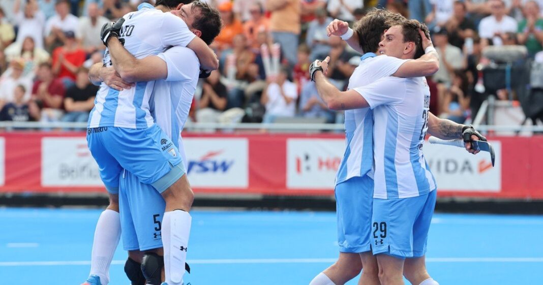 Jugadores de Los Leones celebrando el tercer puesto en el Mundial de hockey sobre césped