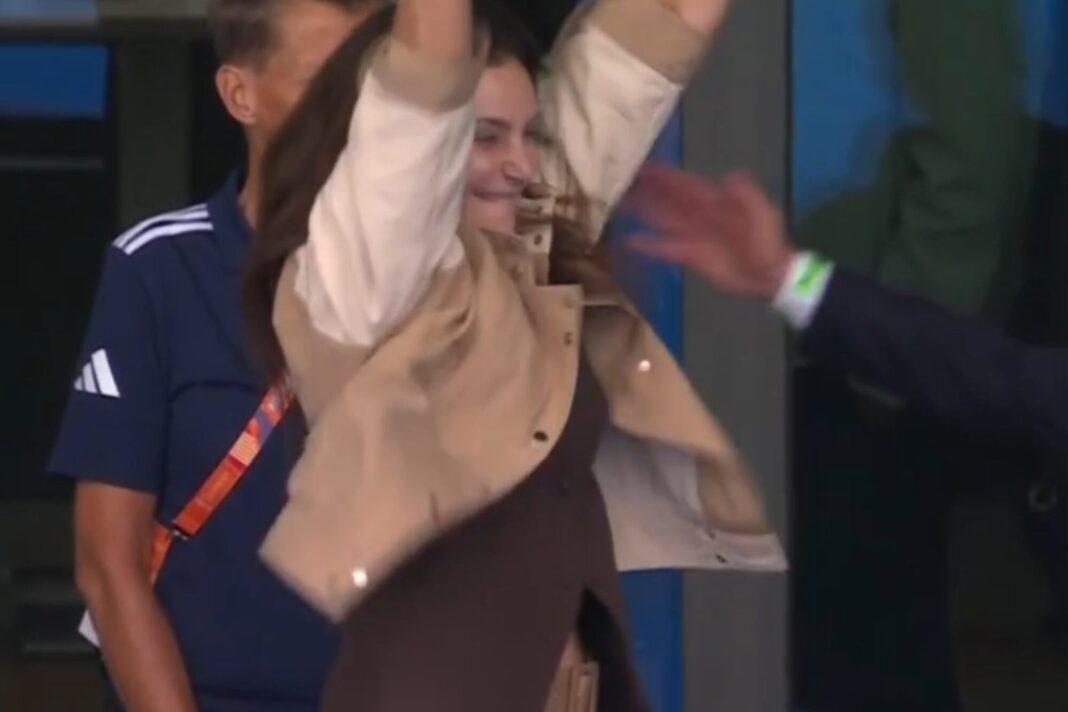 Luciana Aymar celebrando en la tribuna durante la final del Mundial de hockey entre Argentina y Países Bajos