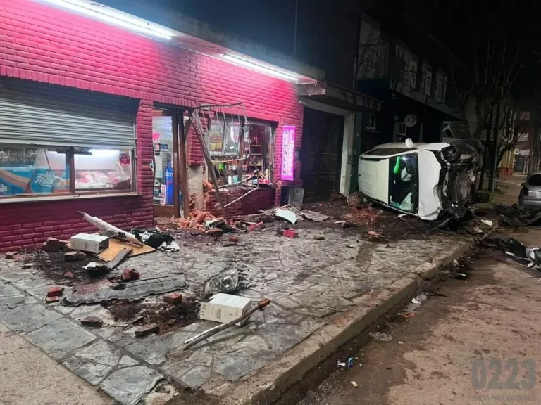 Frente de un almacén destruido tras el impacto de una camioneta en Mar del Plata