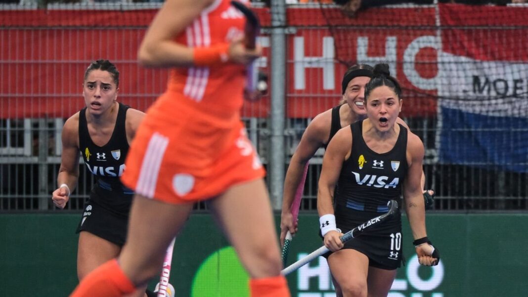 María José Granatto celebra un gol con Las Leonas