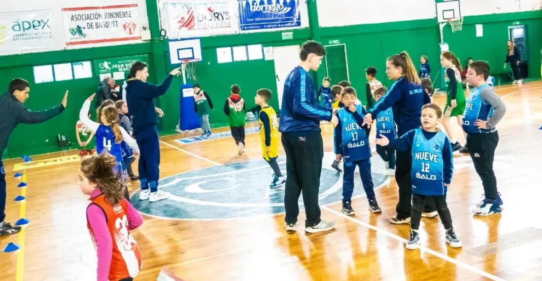 Niños jugando al básquet en el encuentro de cebollitas en el Club Sarmiento de Junín