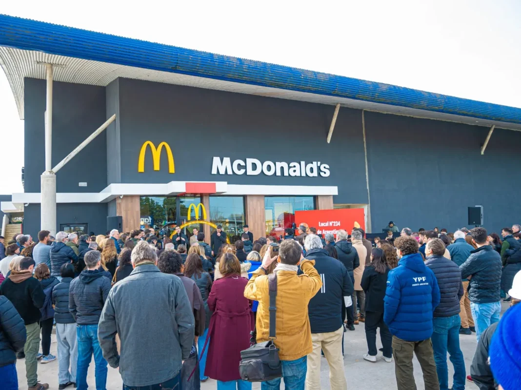 Fachada del local de McDonald's en la terminal de ómnibus de Junín