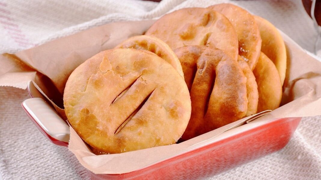 Tortas fritas recién hechas con azúcar espolvoreada