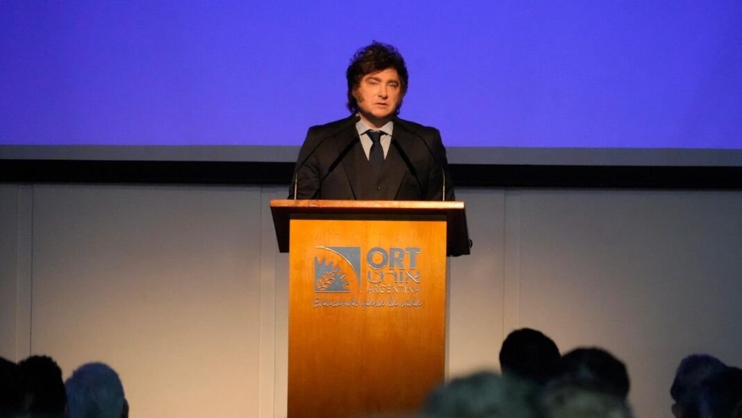 Javier Milei disertando en el Colegio ORT