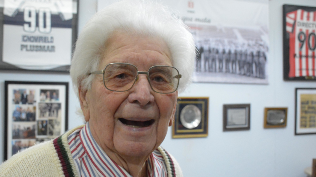 Miguel Ubaldo Ignomiriello en un acto de Estudiantes de La Plata