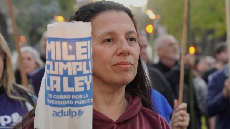 Estudiantes universitarios en una asamblea durante un paro