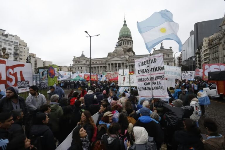 Manifestantes frente al Congreso durante la concentración contra la Ley de Propiedad Privada