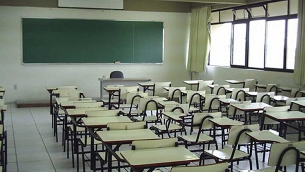 Docentes en una escuela durante una jornada de paro