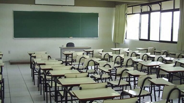 Docentes en una escuela durante una jornada de paro