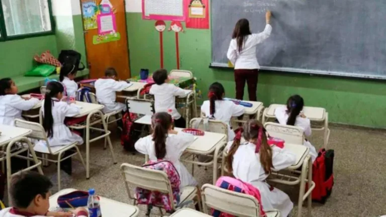 Docentes en una escuela durante una jornada de paro