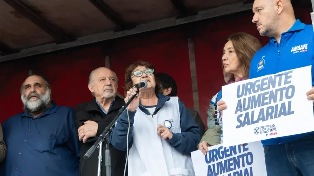 Docentes reunidos en Plaza de Mayo durante el paro nacional