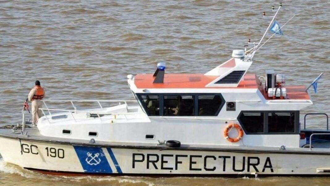 Lancha de la Prefectura Naval en el río Paraná durante el operativo
