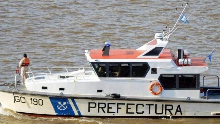 Lancha de la Prefectura Naval en el río Paraná durante el operativo