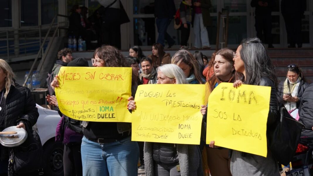 Protesta frente a la sede de IOMA en La Plata