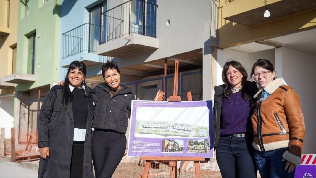 Recorrida por las obras de 28 viviendas en el barrio La Odisea, Quilmes Oeste