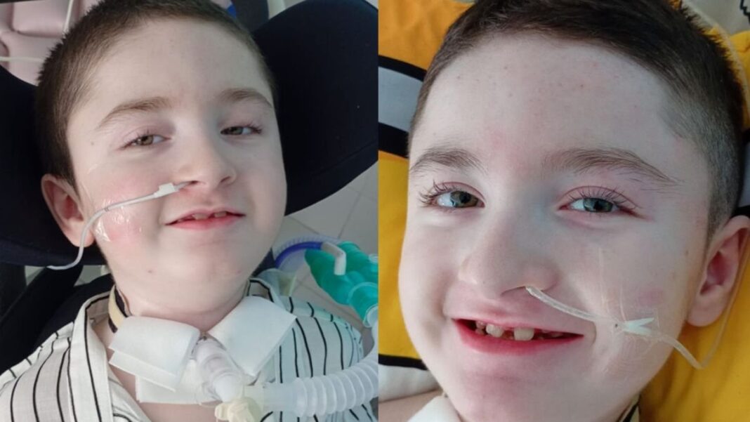 Thiago Vera, niño de 7 años, en silla de ruedas