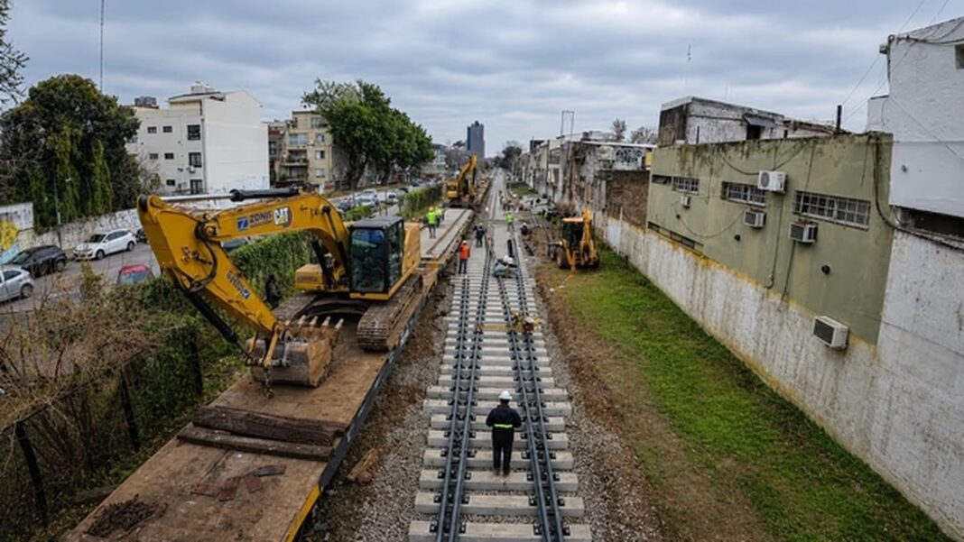 Tren de carga sobre vías férreas
