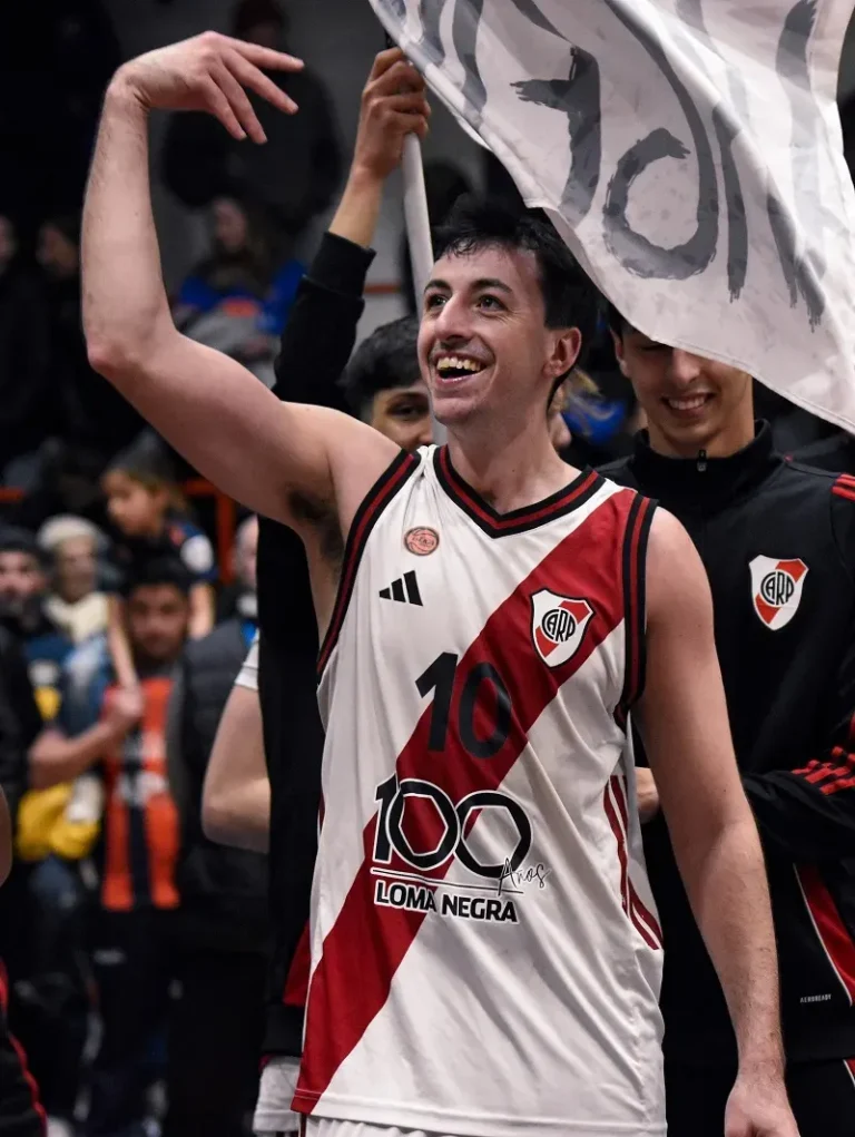 Equipo de River Plate celebrando el ascenso a La Liga Argentina