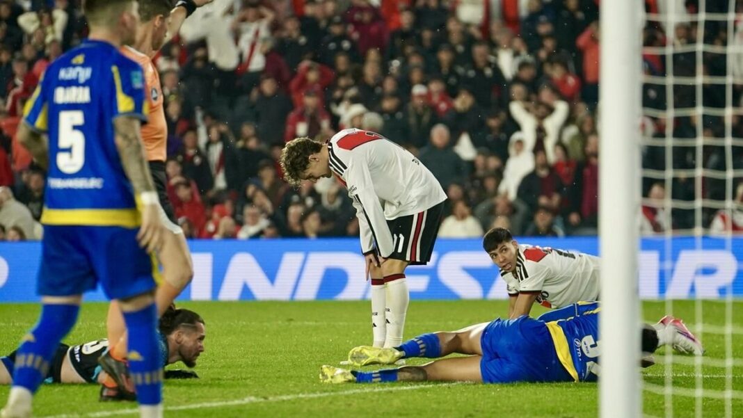 Hinchas de River Plate protestan en el Monumental tras la derrota
