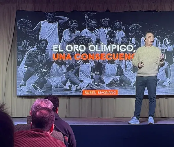 Rubén Magnano durante su conferencia en ExpoJunín 2026